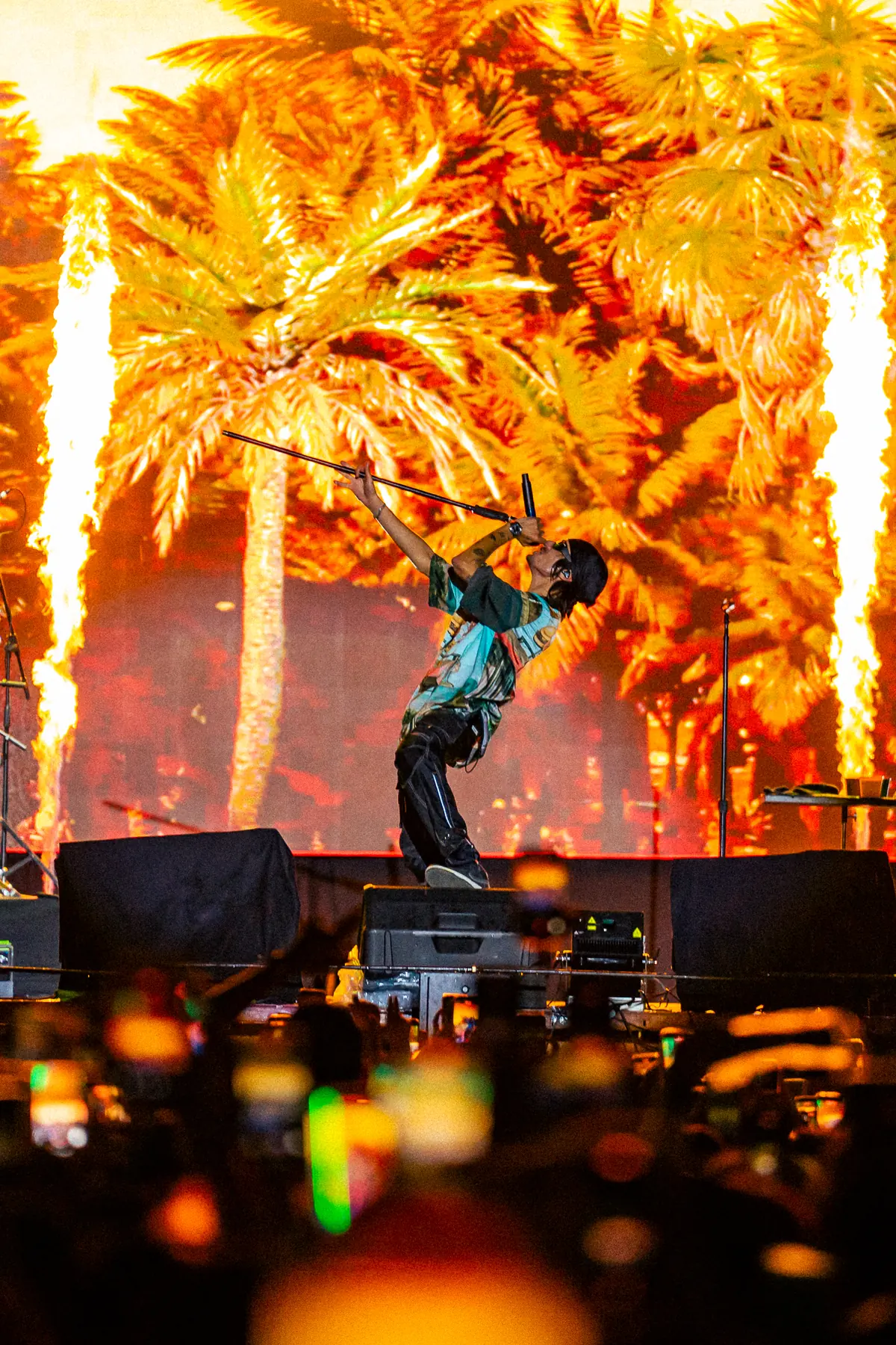 Artista sobre el escenario entre columnas de fuego durante la gala de Carnaval